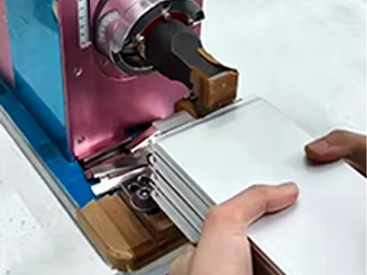 Ultrasonic welding machine joining battery cell tabs