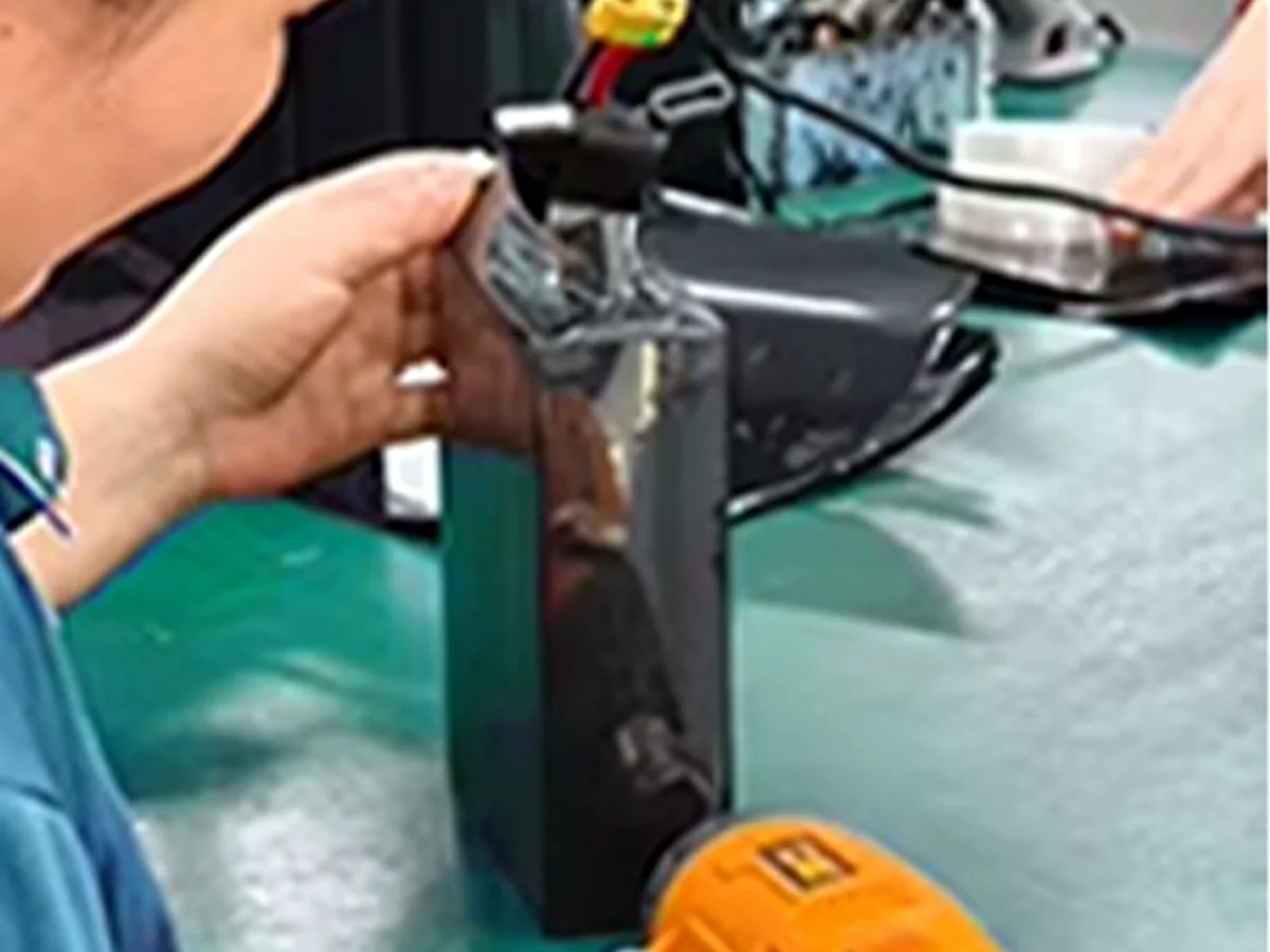 Double-layer heat shrink film applied to a battery pack
